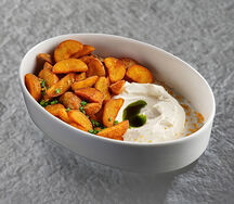 Картофельные дольки с копченым йогуртовым соусом
