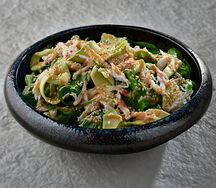 Зеленый салат с крабом и кунжутом