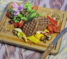 Говяжьи медальоны с овощами