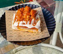 Синнабон с яблоками в карамели