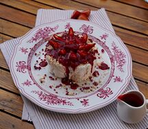 Меренговый рулет с малиновым соусом