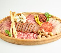 Антипасти из мясных деликатесов