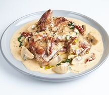 Цыпленок в сливочном соусе со шпинатом и грибами