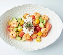 Салат с креветками и сыром страчателлой