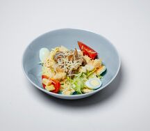 Салат Цезарь с ростбифом и халапеньо