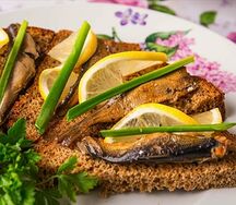 Бутерброды со шпротами и лимоном
