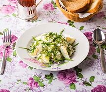 Зеленый салат с яйцом