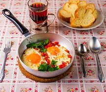 Яишенка из 2х яиц с помидорами и ветчиной