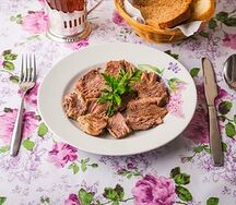 Говядина отварная с овощами