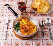 Омлетик из 2х яиц с сыром и помидорами