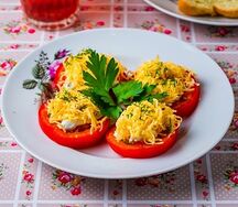 Помидоры с майонезом, сыром и чесноком