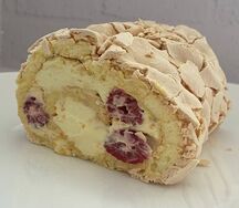 Меренговый апельсиновый рулет со свежей малиной