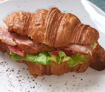 Круассан с беконом и яйцом