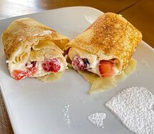 Блин со сливочным кремом и ягодой