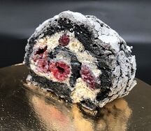 Меренговый рулет с бобами тонка и свежей малиной