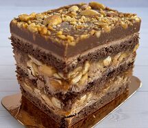 Пирожное Сникерс с солёной карамелью