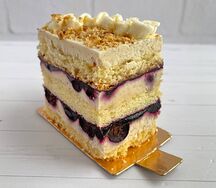 Пирожное Ванильно-черничное с белым шоколадом и голубикой