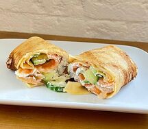 Блин с лососем, мягким сыром и огурцом