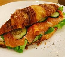 Круассан с лососем