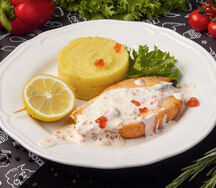 Семга под сливочно-икорным соусом и картофельным пюре