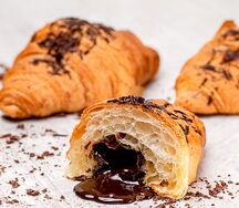 Свежеиспеченный круассан с шоколадной начинкой