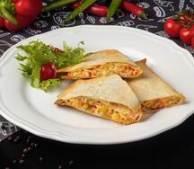 Кесадилья с курицей и ананасами