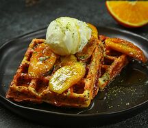 Венские вафли с карамелизированным бананом и мороженным