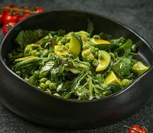Зеленый боул с ореховой заправкой