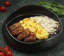 Котлетки пряные с пюре и грибным соусом