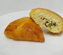 Пирожок с яйцом и луком