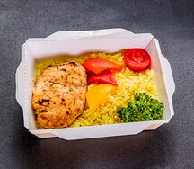 Курица гриль с рисом и кукурмой