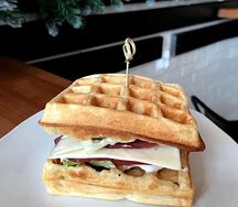 Вафля сэндвич с говядиной и сыром