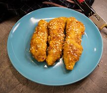 Куриные стрипсы с кунжутом и соусом сладкий чили