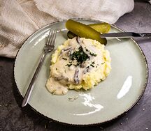 Бефстроганов с картофельным пюре и соленым огурцом