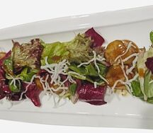 Салат с гребешком и мисо соусом
