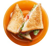 Сэндвич с курицей и имбирным соусом⁣⁣⁣