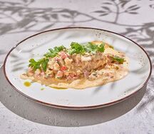 Стейк из куриного филе под сливочной сальсой и кинзой