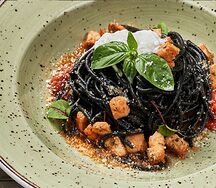 Черная паста с лососем и сыром страчателла