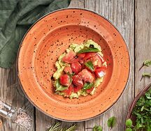 Салат с мятым авокадо и сладкими томатами