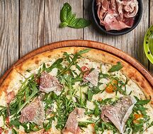 Пицца с пармской ветчиной и руколой
