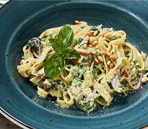 Паста с копчёным цыпленком и шпинатом