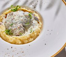 Говяжьи щеки с картофельным пюре и трюфельным соусом