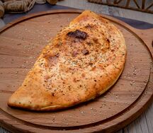 Кальцоне с копченой курицей и грибами