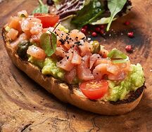 Брускетта с лососем и авокадо