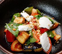 Теплый салат с баклажанами, томатами и творожным сыром