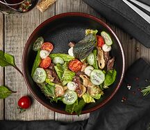 Салат с говядиной и жареными вешенками