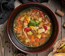 Римский суп с уткой, свежими томатами и кинзой