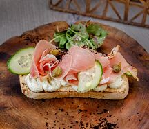 Брускетта с прошутто  и сливочным песто