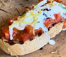 Брускетта со страчателлой и томатами