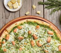 Пицца с лососем и шпинатом